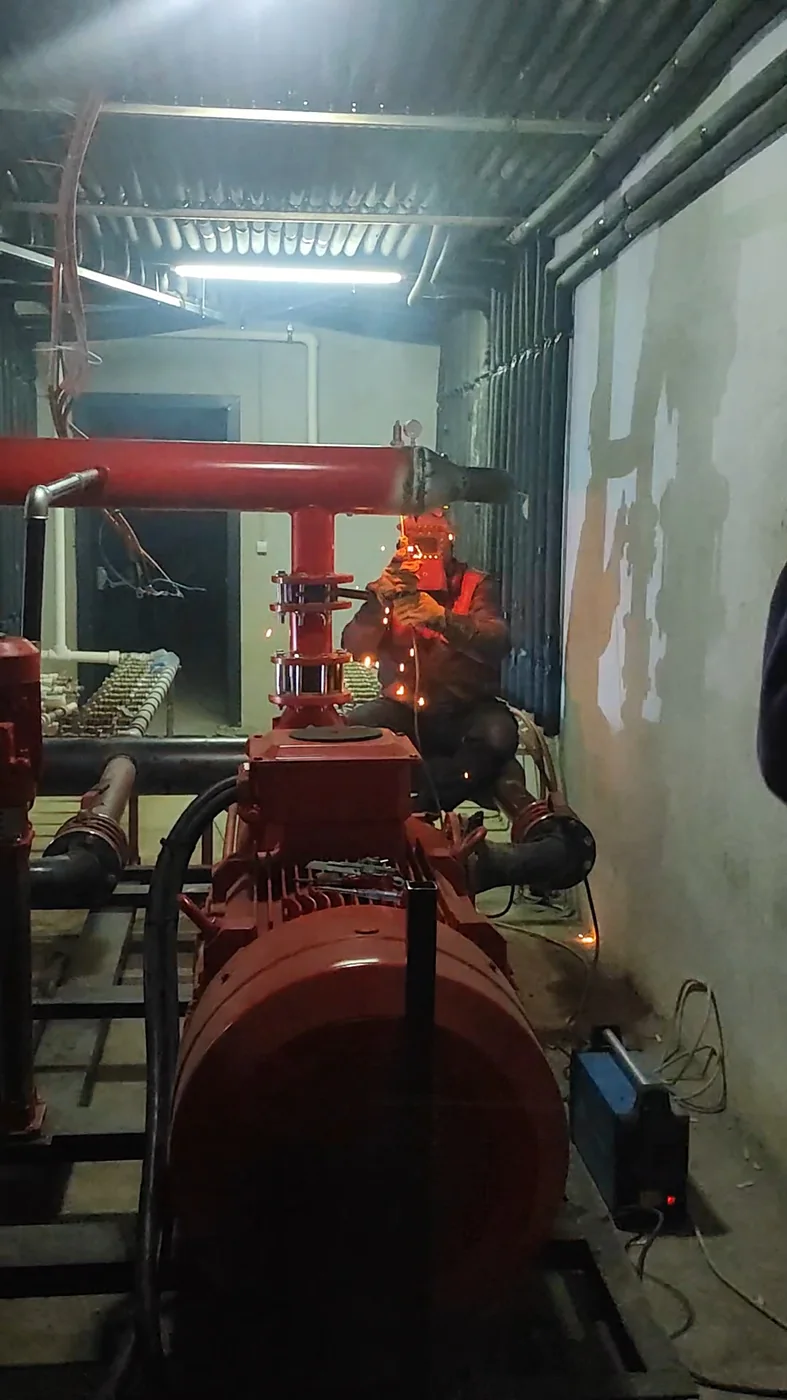 Teknik alanda uzanan kırmızı borular ve pompa ekipmanları