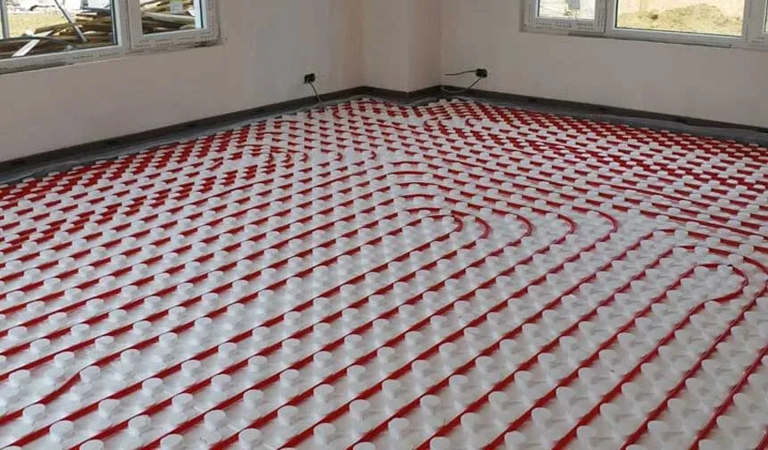 Oda zeminine düzenli olarak döşenmiş yerden ısıtma boruları