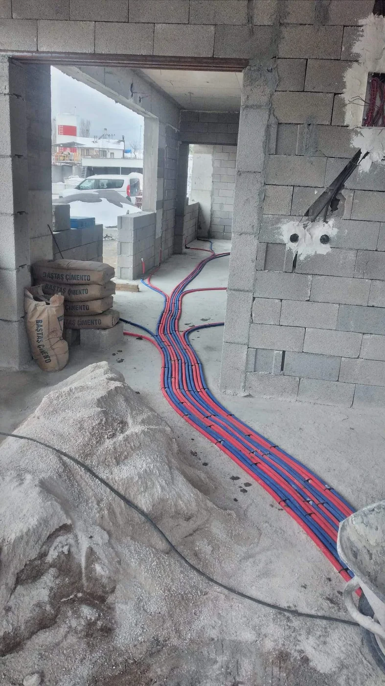 İnşaat alanında farklı odalara dağıtılan su hatları