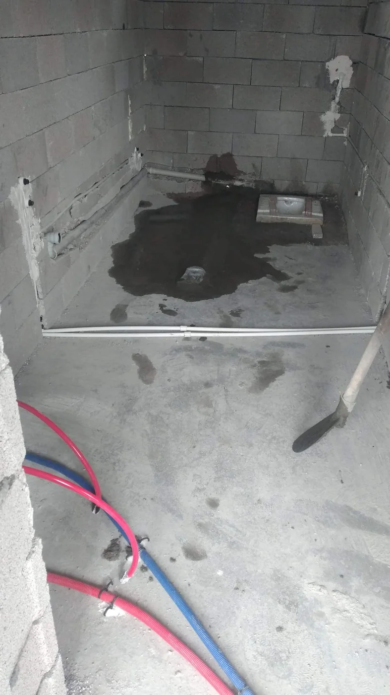 Banyo alanında tesisat için hazırlanan zemin ve su hatları