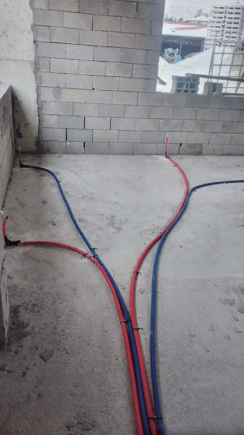 Oda zemininde farklı bağlantılara yönlenen su boruları
